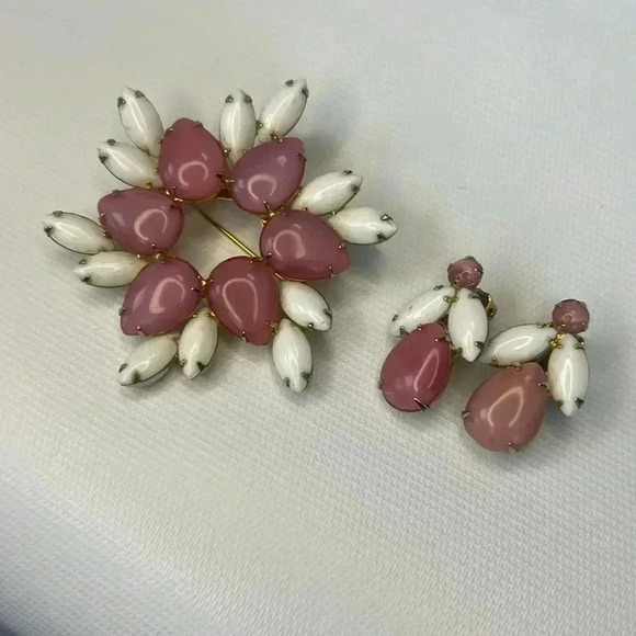 D&E Juliana White Milk Glass Navette Pastel Rhinestone Floral Brooch Earring Set - Picture 2 of 5